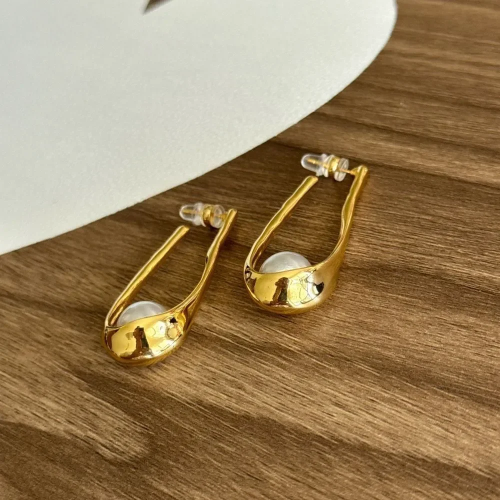 Pearl Drop Earrings Q261